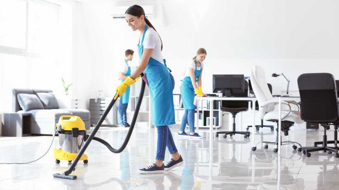 Equipa L&G a fazer limpeza profissional de áreas comuns