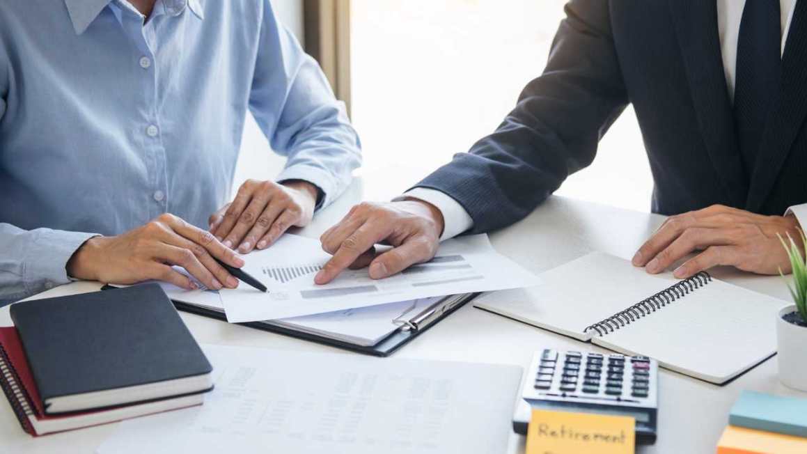 Apoio administrativo, reunião com documentos e relatórios