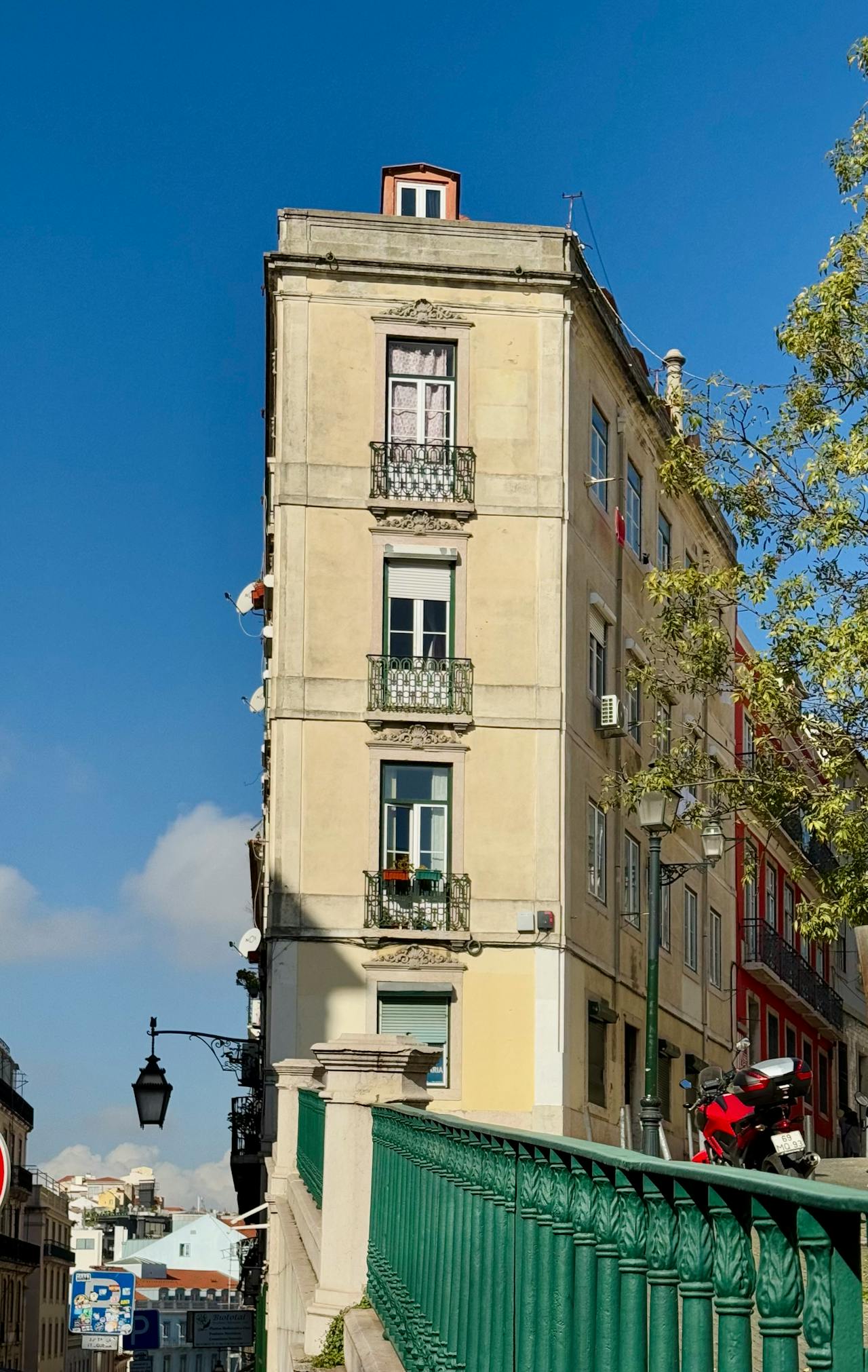 Edifício residencial em Lisboa, fachada amarela com varandas