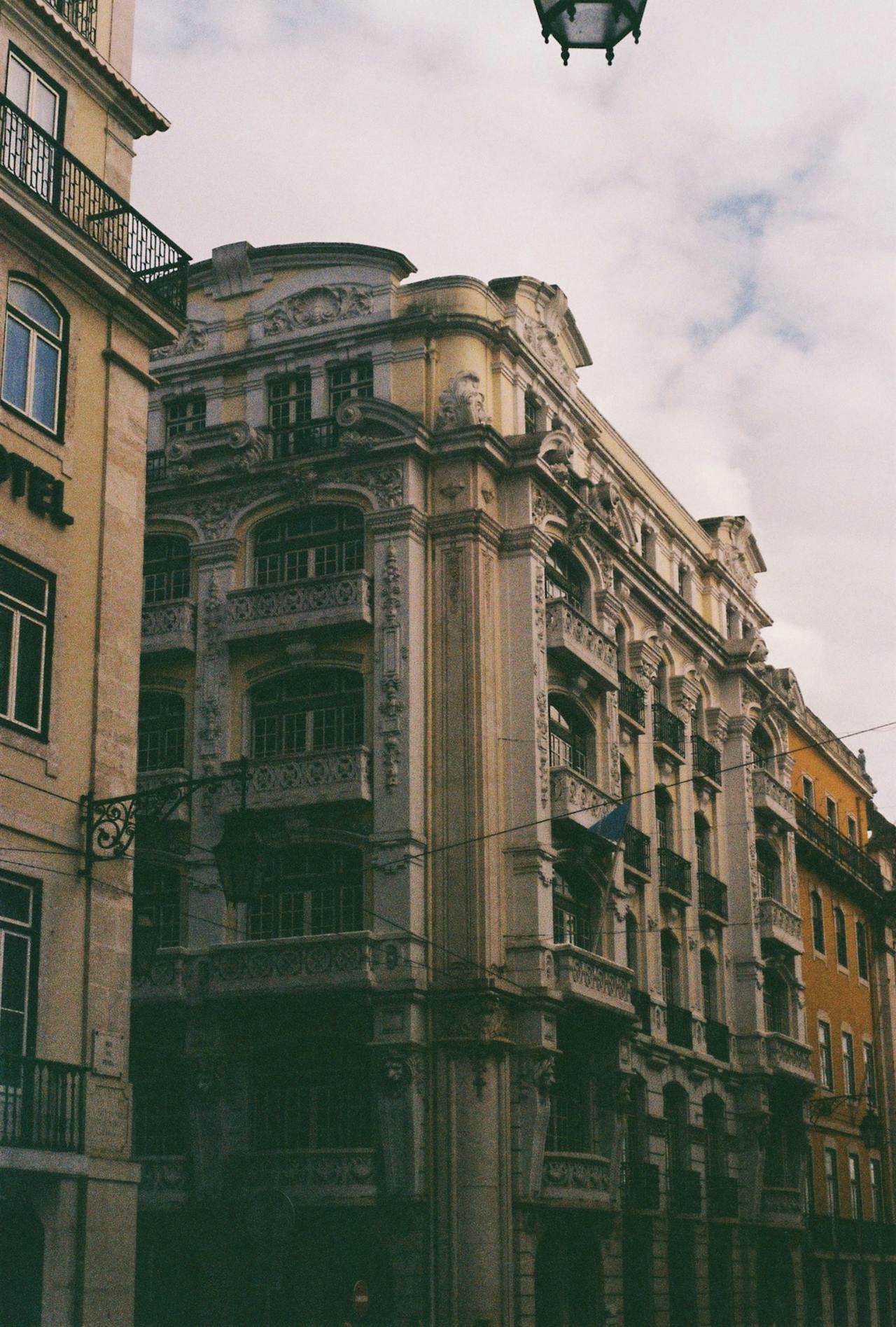 Edifício clássico em Lisboa, fachada com varandas em ferro