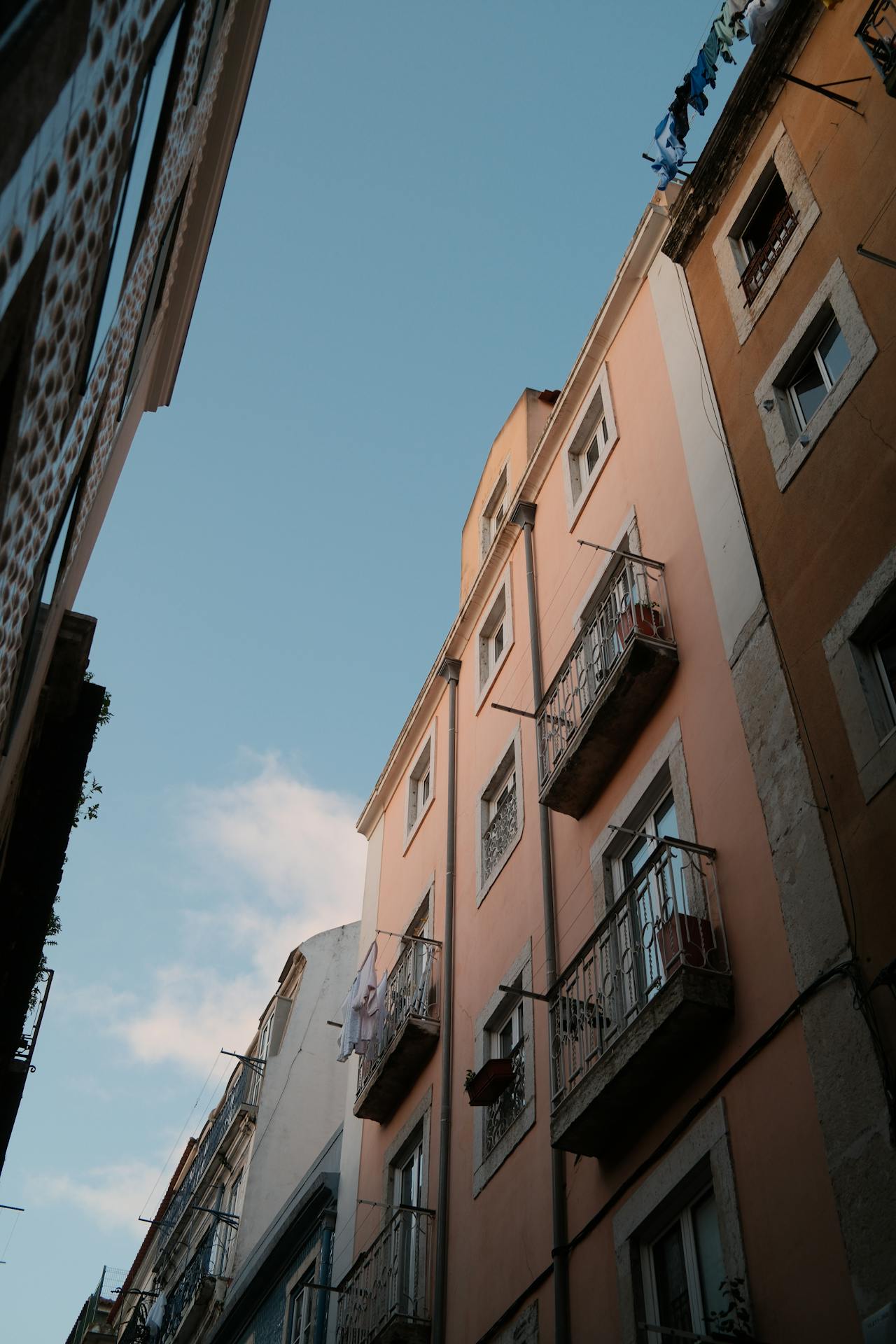 Edifício residencial cor pastel com varandas