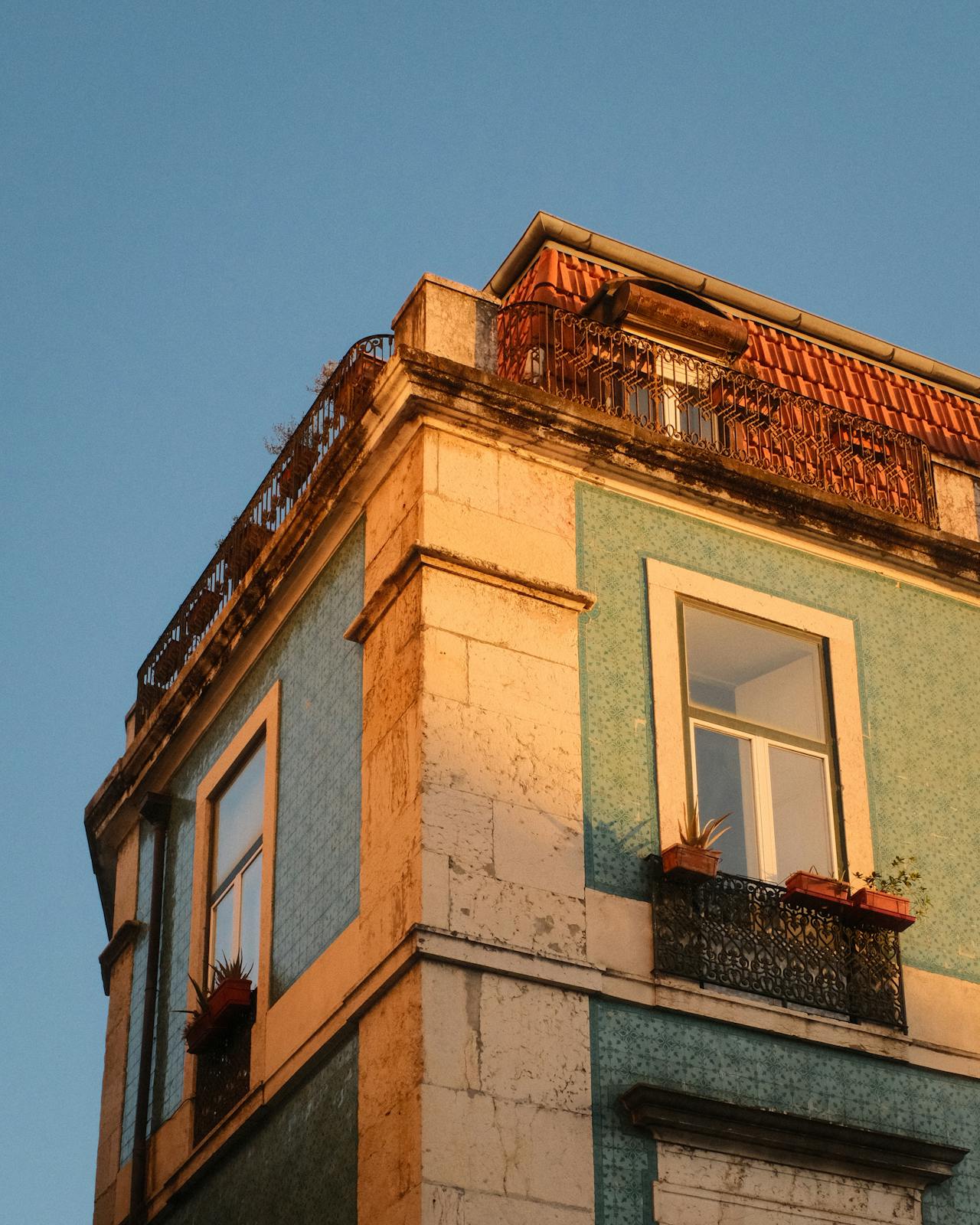 Edifício residencial em Lisboa, fachada com azulejo